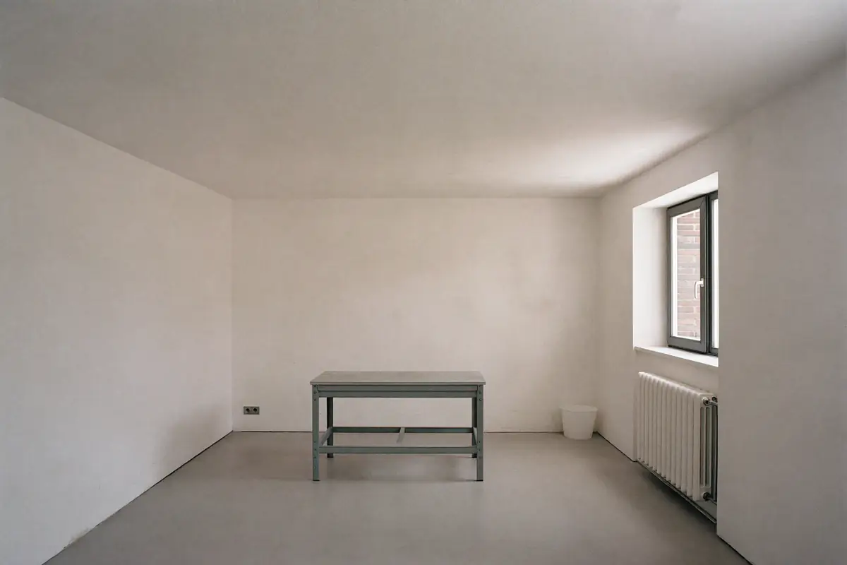 Lege slaapkamer met een strak gestuct wit plafond en een werkbordes in het midden